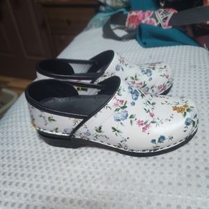 BJORK EUC WOMENS SZ 38/39 DAHLIA NATURE GARDEN PRINT LEATHER CLOGS